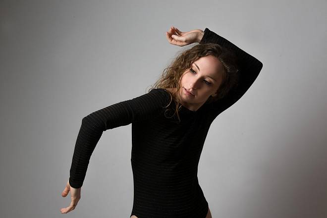 “danza e composizione: flusso libero, la danza sul palco di astràgali teatro